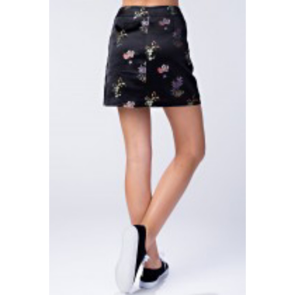 3/$25 MINI SKIRT W/ ZIPPER & FLORAL DETAIL - Picture 4 of 8